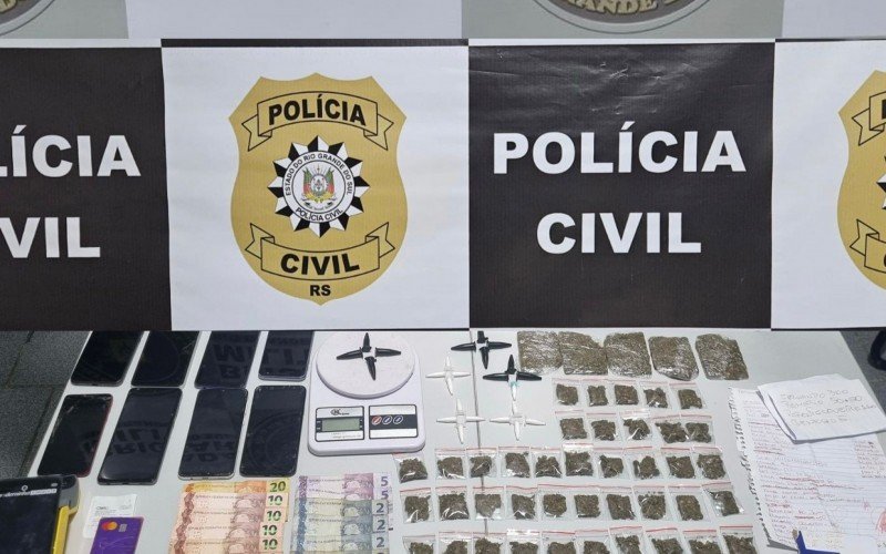 Entorpecente e outros objetos apreendidos na casa dos traficantes