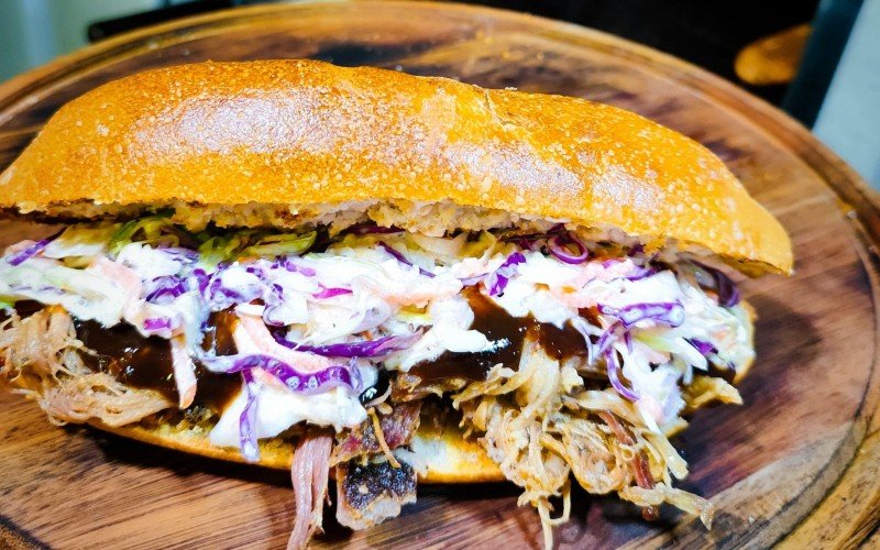 Suns Privilege: pão ciabata, pulled pork, coleslaw e barbecue
