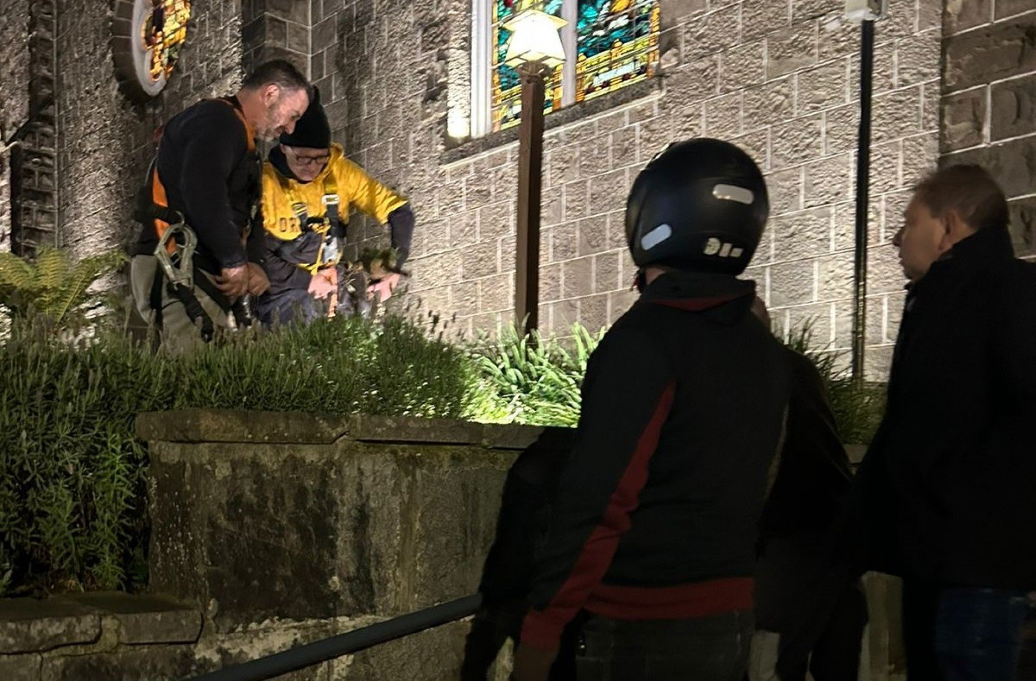 VÍDEO: Badalo de sino se desprende e cai do alto de igreja em Gramado; turista flagrou o momento