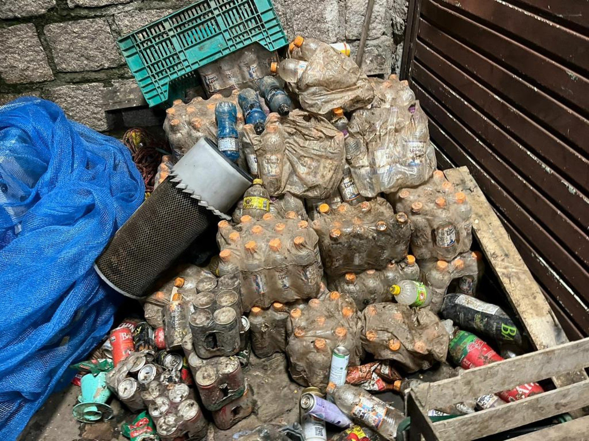 Toneladas de produtos que ficaram submersos na enchente seriam vendidos em Porto Alegre