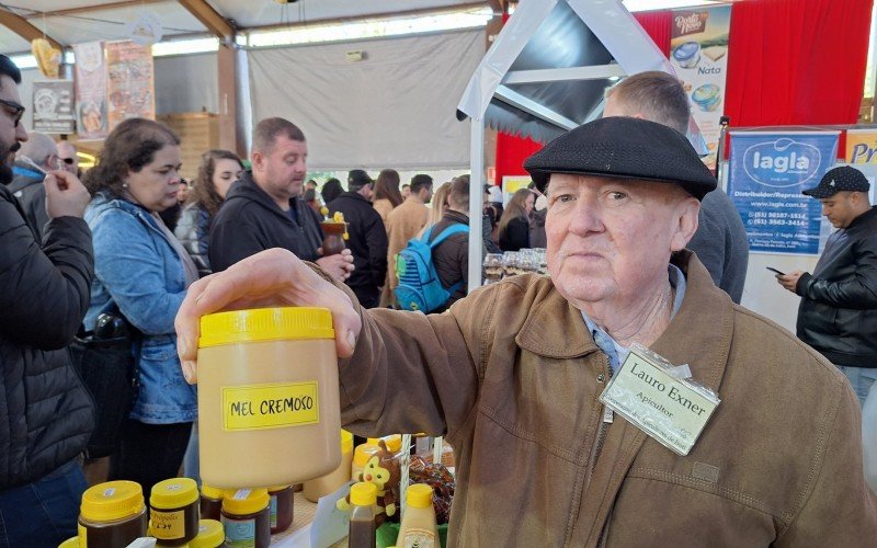 Apicultor Lauro Exner, 77, mostra mel cremoso que faz sucesso durante a feira