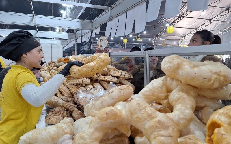 Padaria Doce Sabor produz 400 roscas por hora na Feira do Mel, Rosca e Nata