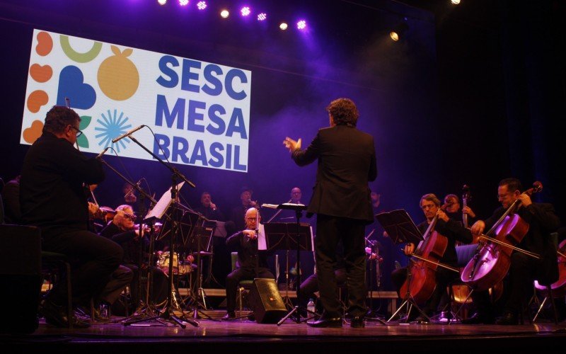 Maestro Thiago Flores conduziu a orquestra da Ulbra e coral da Vocal TAKT