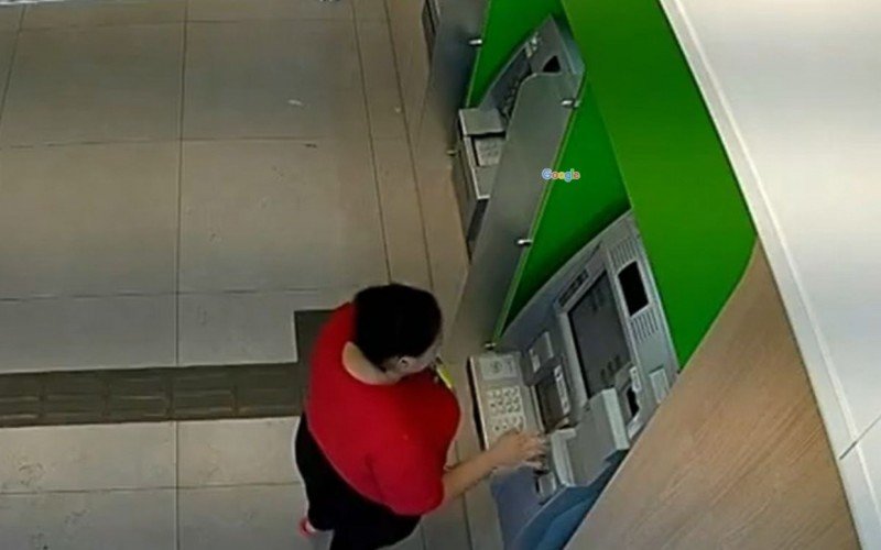 Câmeras de segurança flagraram neta fazendo transações do dinheiro do avô | abc+