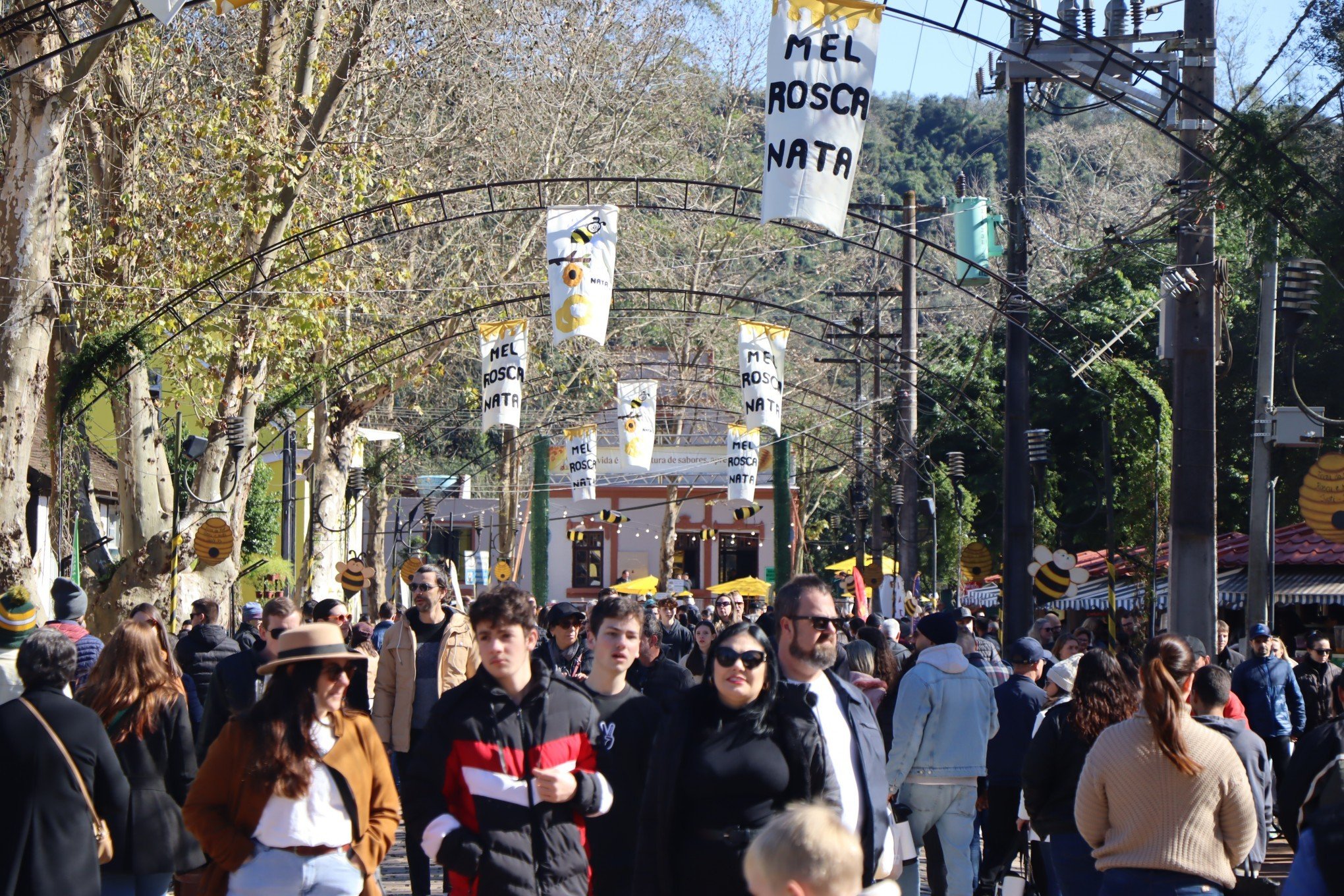 Público não se intimida com o frio e aproveita o domingo na Feira do Mel, Rosca e Nata em Ivoti