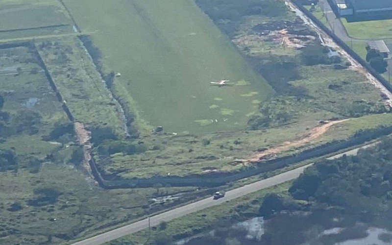 Avião Piper Meridian derrapou na pista do Aeroclube de Novo Hamburgo e acabou atolando | abc+