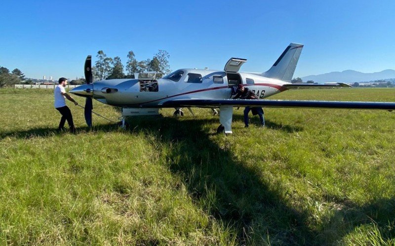 Avião Piper Meridian derrapou na pista do Aeroclube de Novo Hamburgo e acabou atolando | abc+