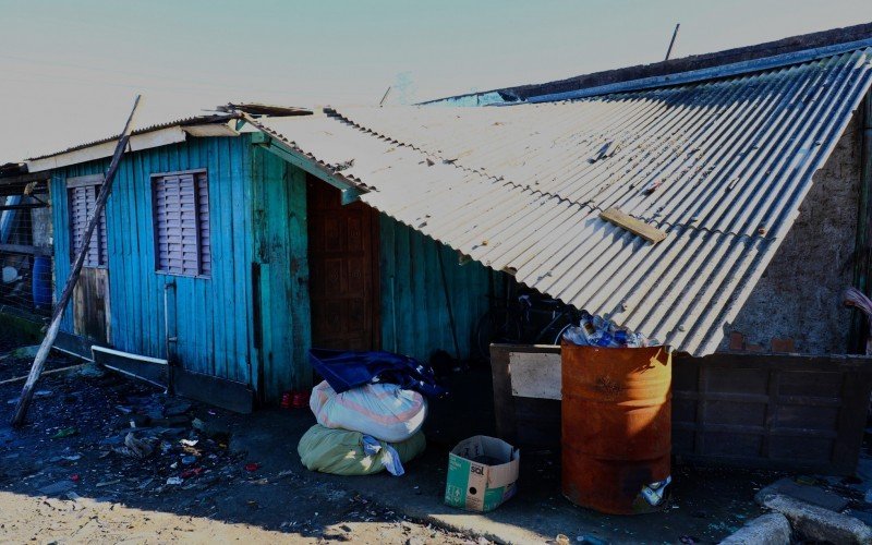O telhado da casa da cooperada Rosa segue caído