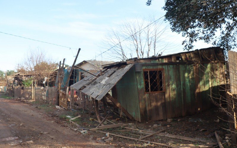 Casas destruídas por toda a Vila Palmeira