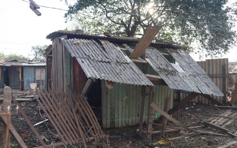 Casas destruídas por toda a Vila Palmeira