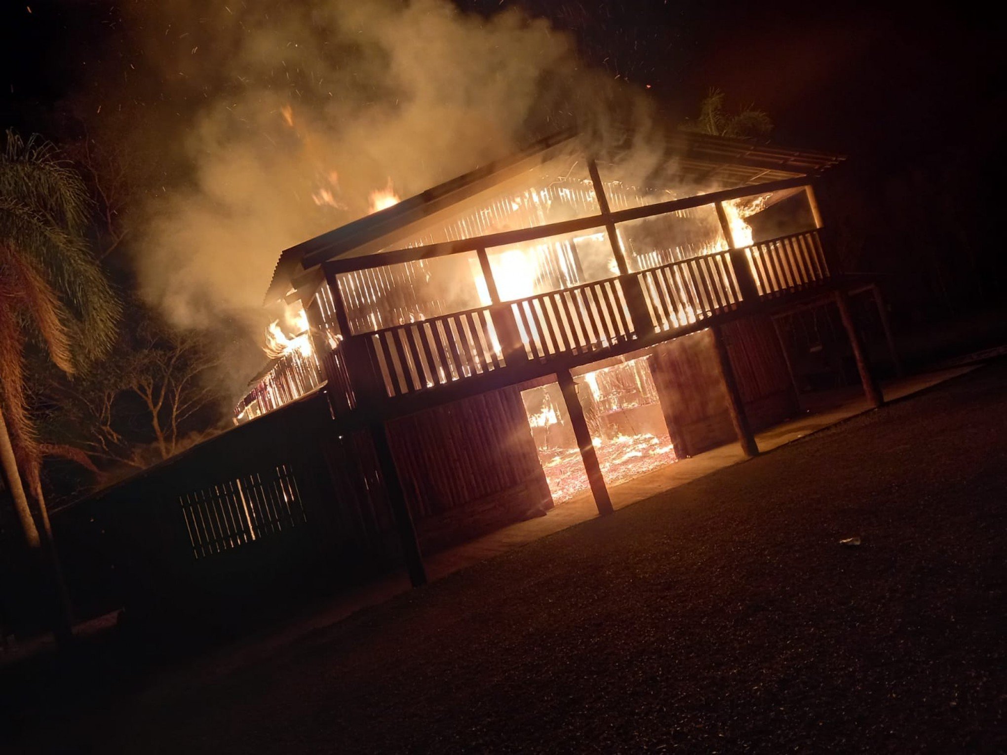 Incêndio atinge espaço de eventos na área rural de Novo Hamburgo