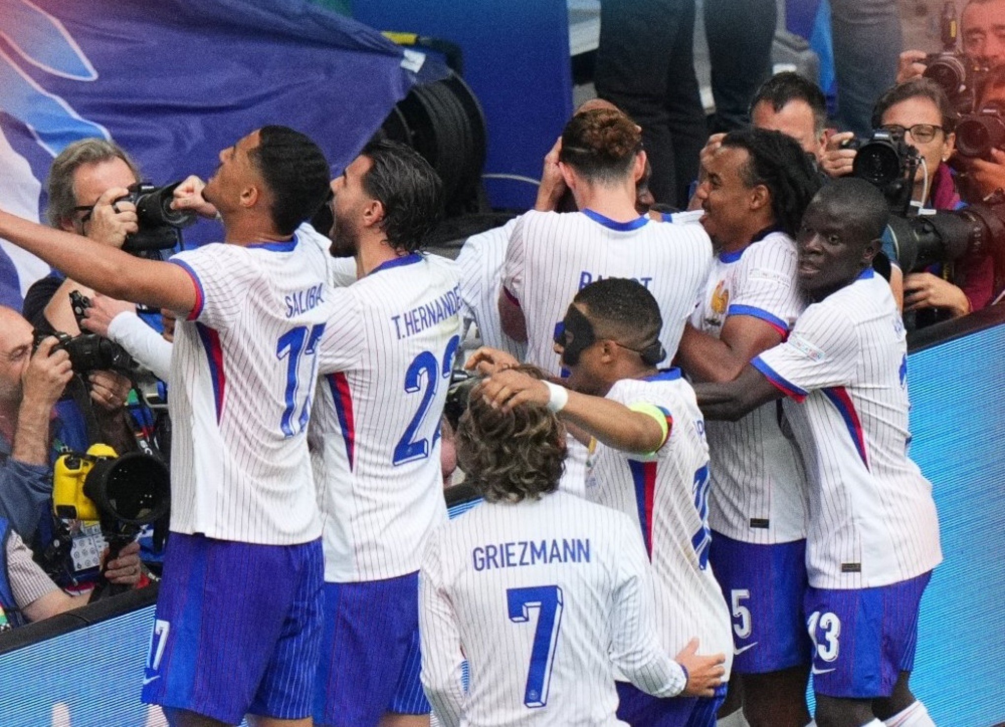 França marca no final, vence a Bélgica em jogo dramático e vai às quartas da Eurocopa