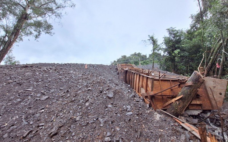 Recomposição do corpo de aterro que desmoronou na BR-116, no quilômetro 232, é feita com material usado para a implementação do corredor emergencial em São Leopoldo