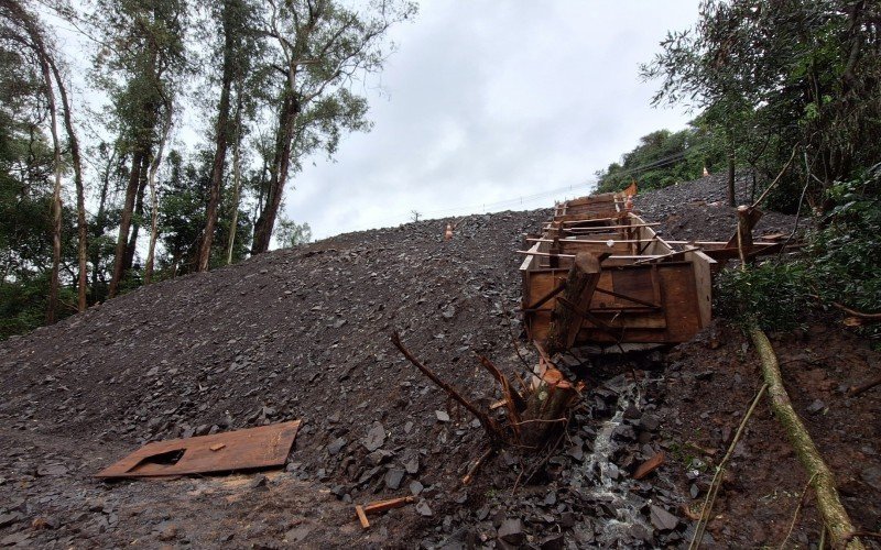 Recomposição do corpo de aterro que desmoronou na BR-116, no quilômetro 232, é feita com material usado para a implementação do corredor emergencial em São Leopoldo