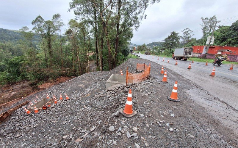 Recomposição do corpo de aterro que desmoronou na BR-116, no quilômetro 232, é feita com material usado para a implementação do corredor emergencial em São Leopoldo