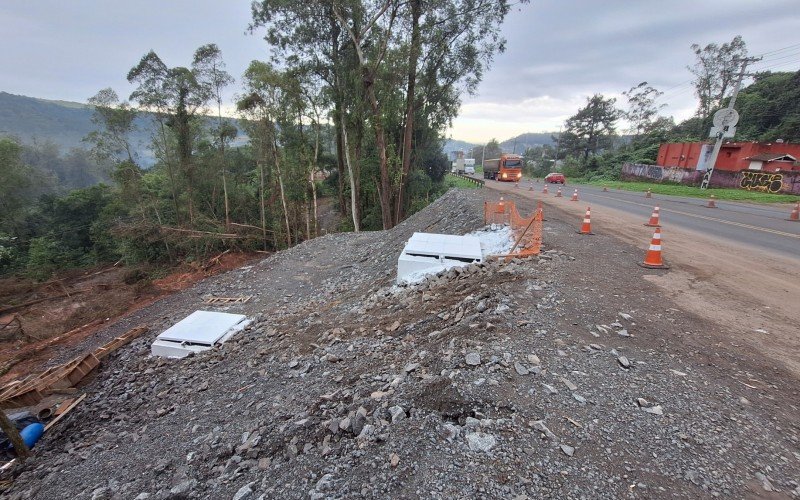 Recomposição do corpo de aterro que desmoronou na BR-116, no quilômetro 232, é feita com material usado para a implementação do corredor emergencial em São Leopoldo