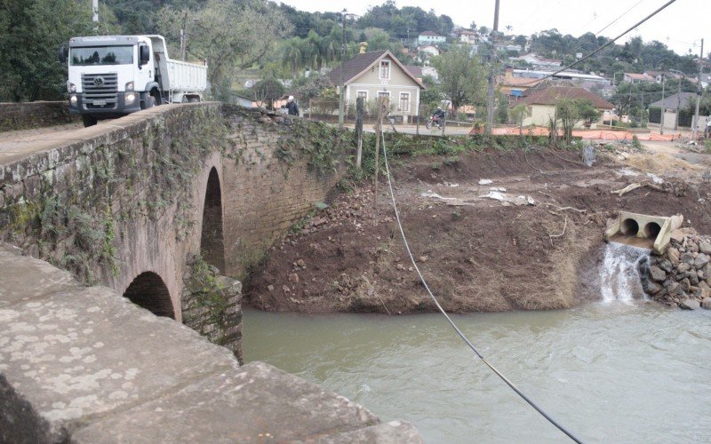 Obra da nova ponte em Dois Irmãos 