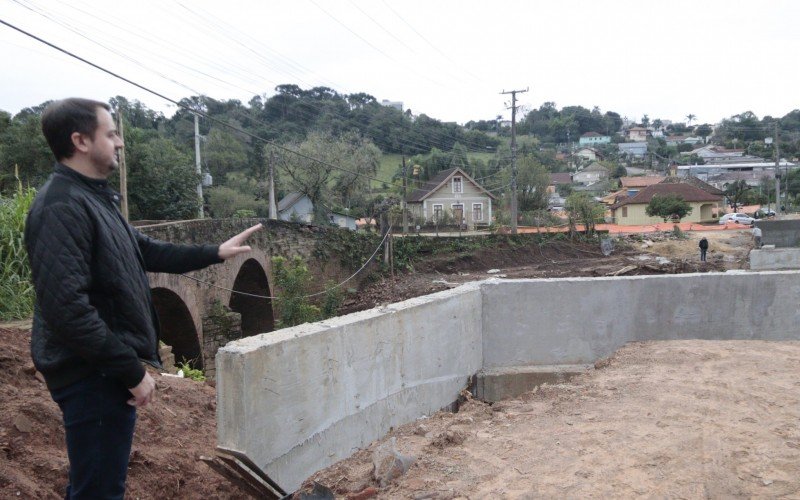 Obra da nova ponte em Dois Irmãos 