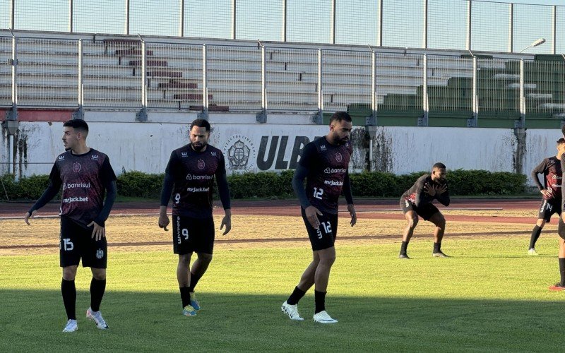 Elenco do Brasil de Pelotas se preparou para enfrentar o Novo Hamburgo no Complexo Esportivo da Ulbra, em Canoas