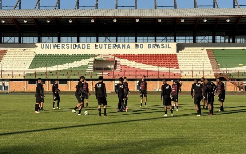 Elenco do Brasil de Pelotas se preparou para enfrentar o Novo Hamburgo no Complexo Esportivo da Ulbra, em Canoas