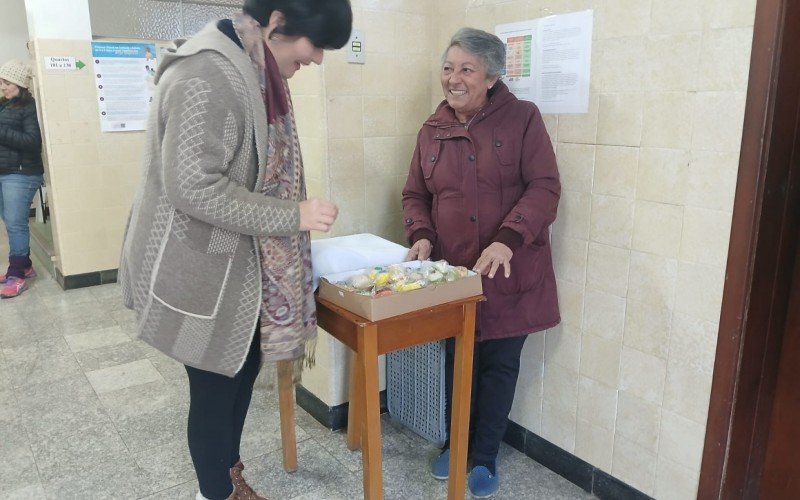 Irenildes Alves Pinto revende doces e salgado para reconstruir a casa perdida na enchente 