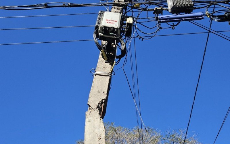 Poste quebrado há mais de 1 ano preocupa moradores do Centro de Novo Hamburgo | abc+