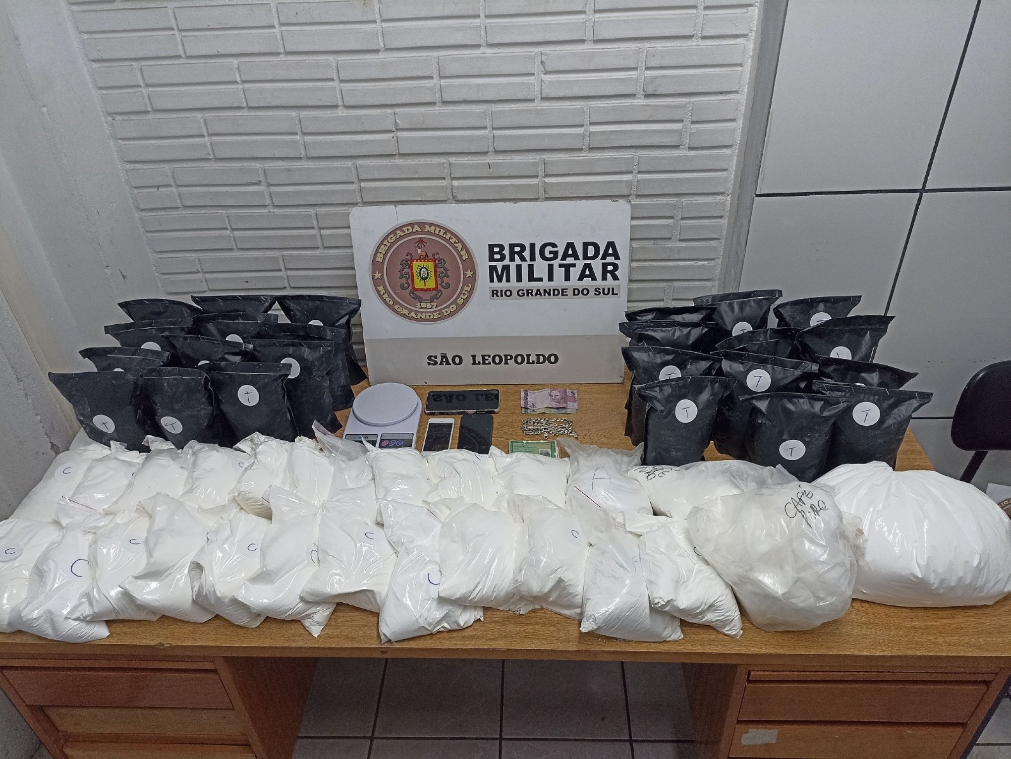 Dupla é presa com mais de 20 quilos de cocaína em São Leopoldo