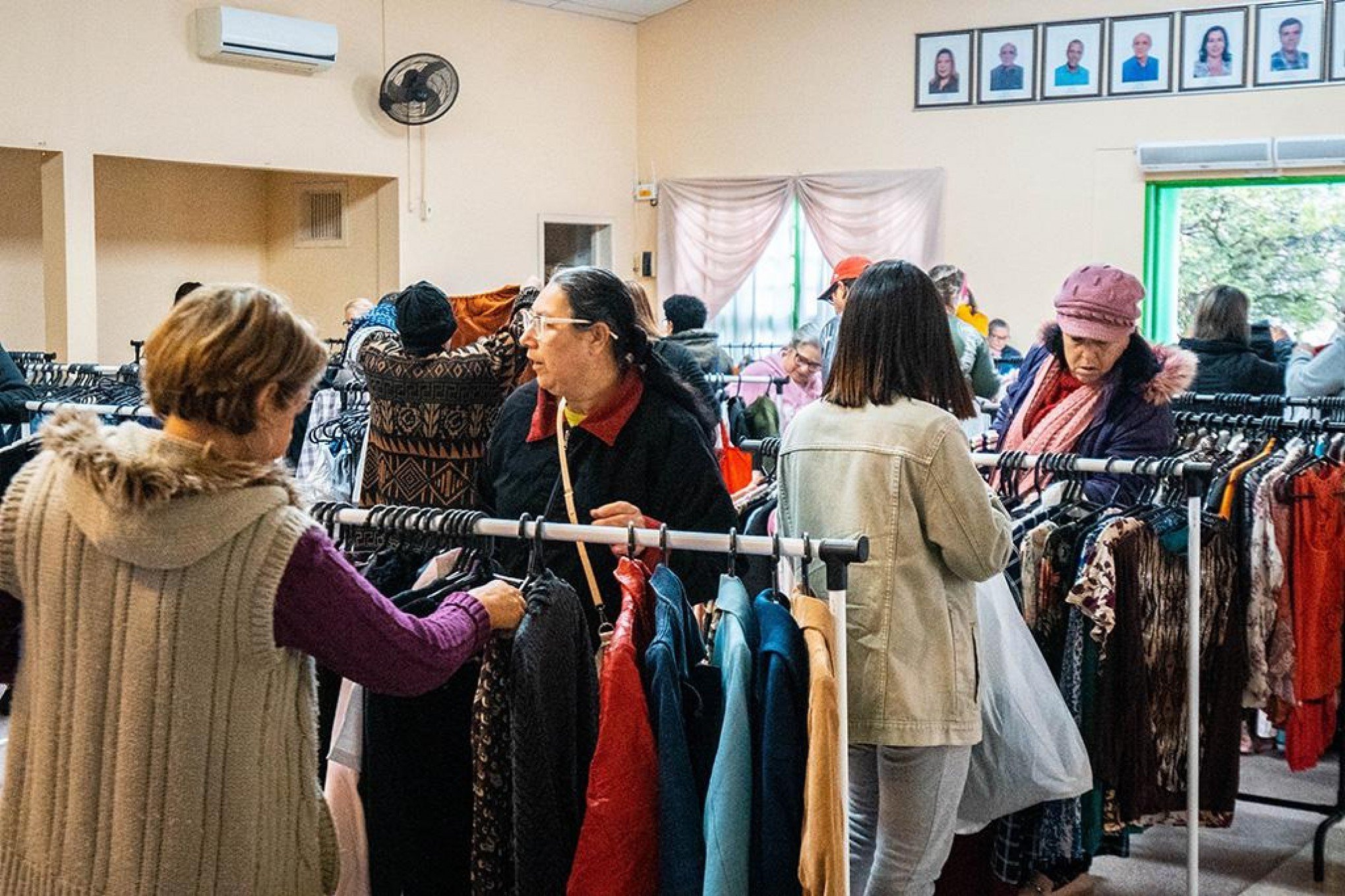 Loja Social Móvel percorre bairros de Esteio ofertando roupas e calçados gratuitamente