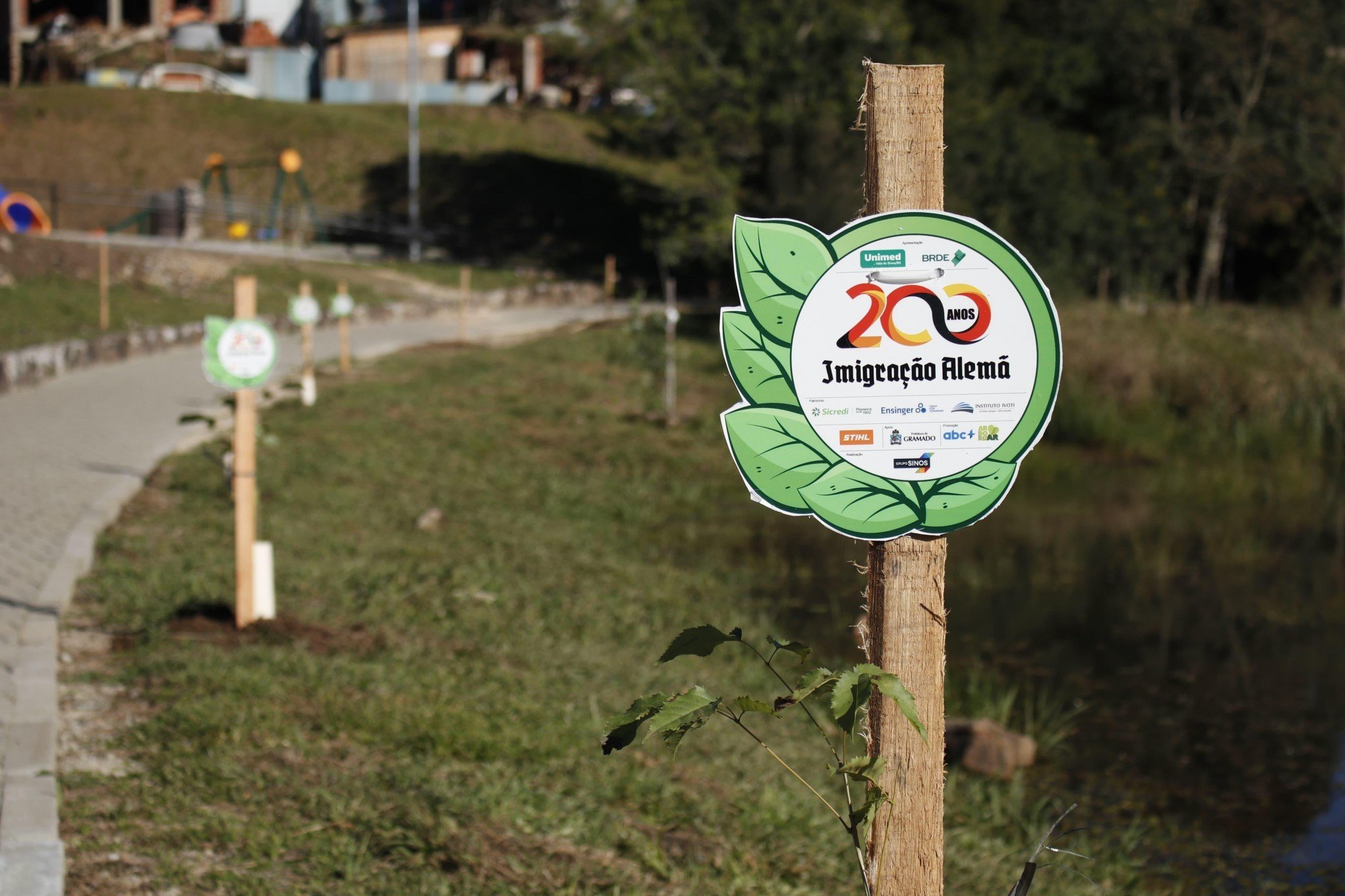 Pitangueiras e mudas de Ipê revitalizam lago em Gramado em ação pelo Bicentenário da Imigração Alemã