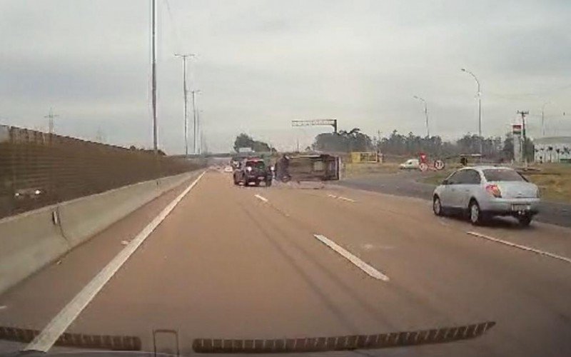 Veículo capotou enquanto era rebocado na freeway, em Gravataí | abc+