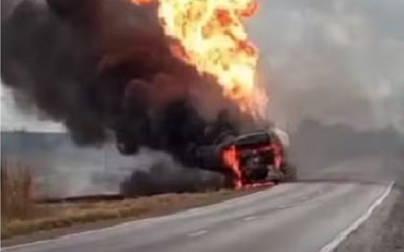 Motoristas filmaram o momento em que caminhão-tanque explode na BR-101 | abc+