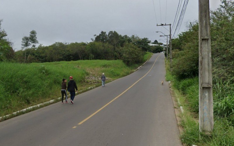 Corpo foi localizado cerca de 200 metros mato adentro na Rua Octávio Oscar Bender | abc+