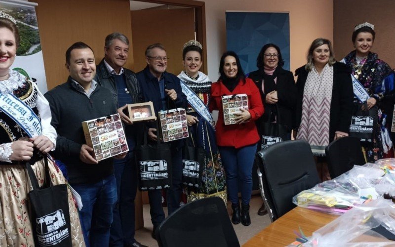Nova Petrópolis entrega 90 kits escolares para São Leopoldo