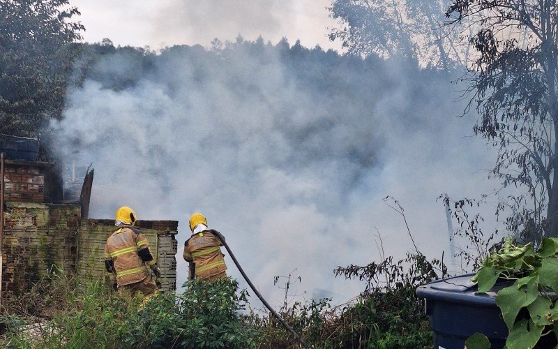 Bombeiros controlaram as chamas e impediram que o incêndio se alastrasse para casas próximas