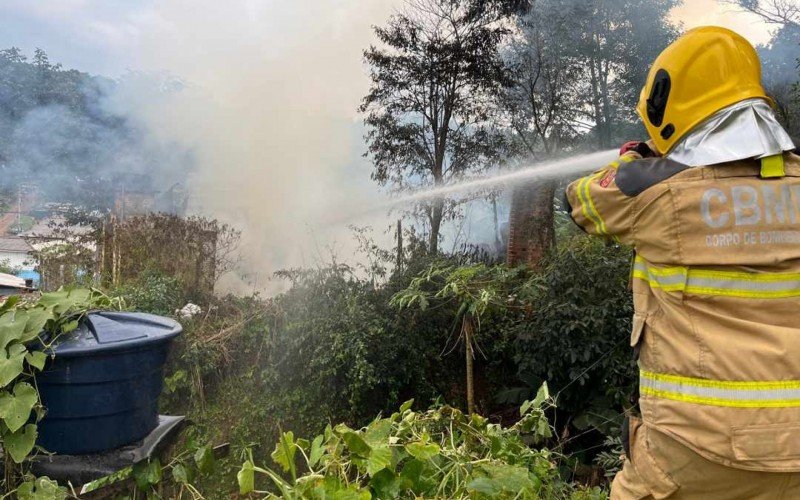 Bombeiros controlaram as chamas e impediram que o incêndio se alastrasse para casas próximas