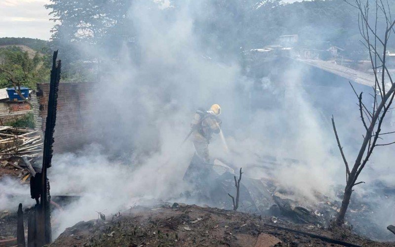 Bombeiros controlaram as chamas e impediram que o incêndio se alastrasse para casas próximas