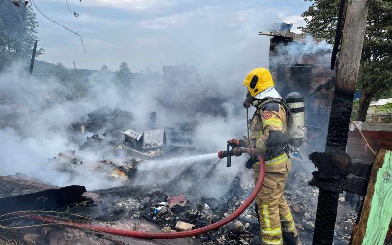 Bombeiros controlaram as chamas e impediram que o incêndio se alastrasse para casas próximas | abc+