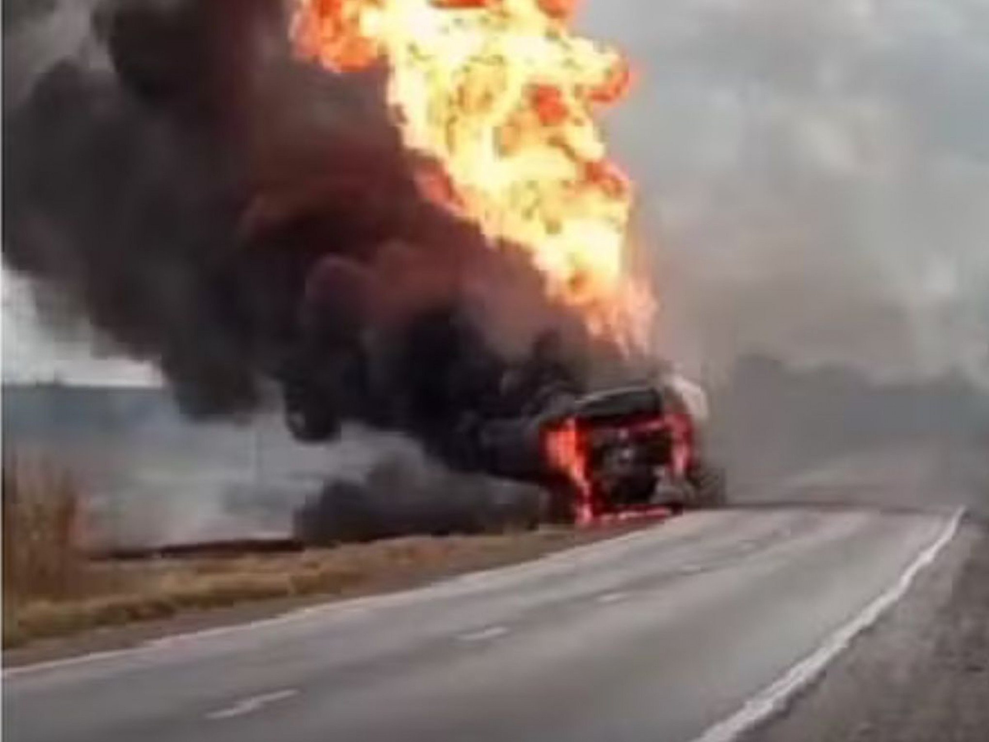 IMAGEM CHOCANTE: Caminhão-tanque explode na BR-101 e deixa pelo menos 3 feridos