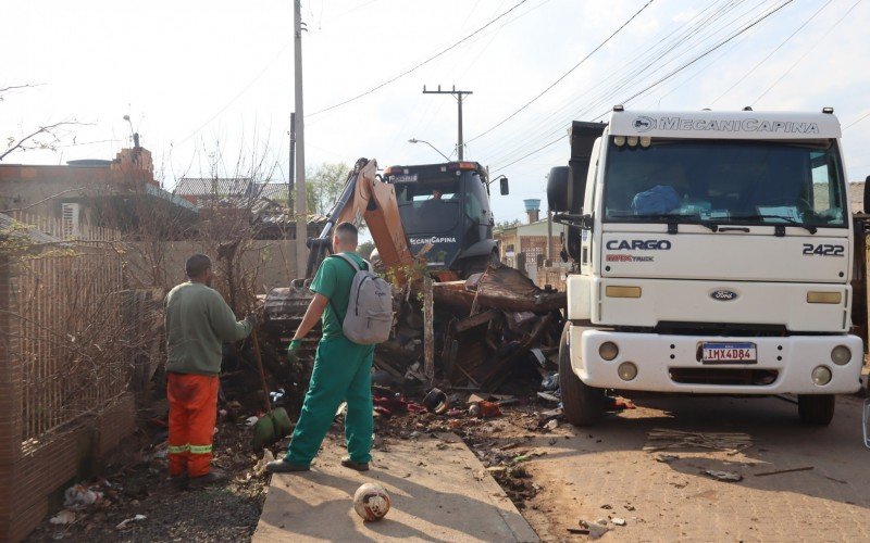 Finalização de recolhimento de entulhos na Vila Palmeira