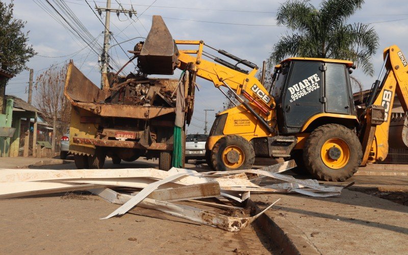 Finalização de recolhimento de entulhos na Vila Palmeira