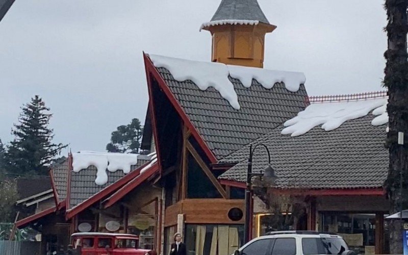 Torre do Relógio é colocada na nova Aldeia do Papai Noel