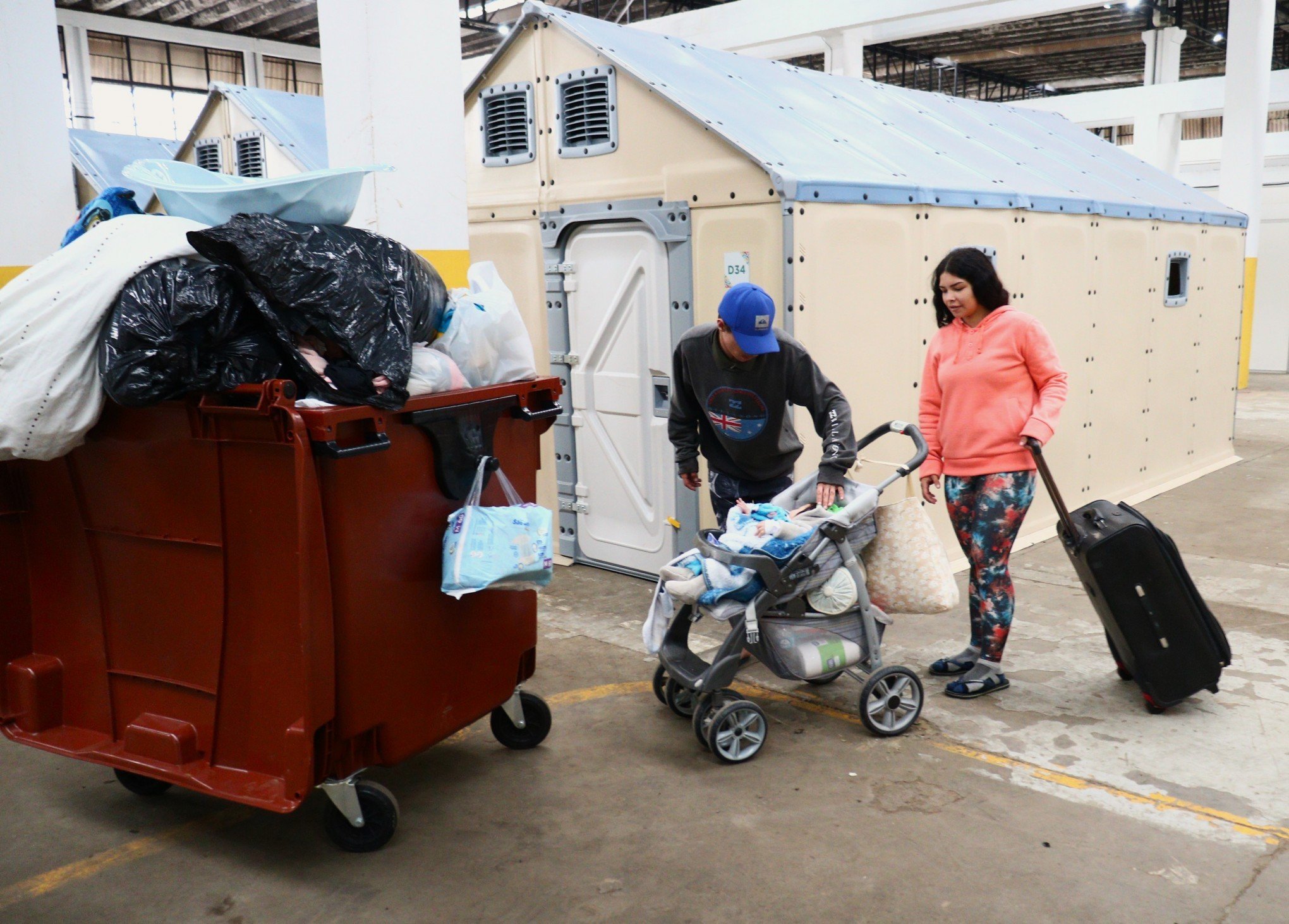 "Dividíamos uma sala com mais 27 pessoas": morador celebra casa para família em cidade temporária após dois meses em abrigo