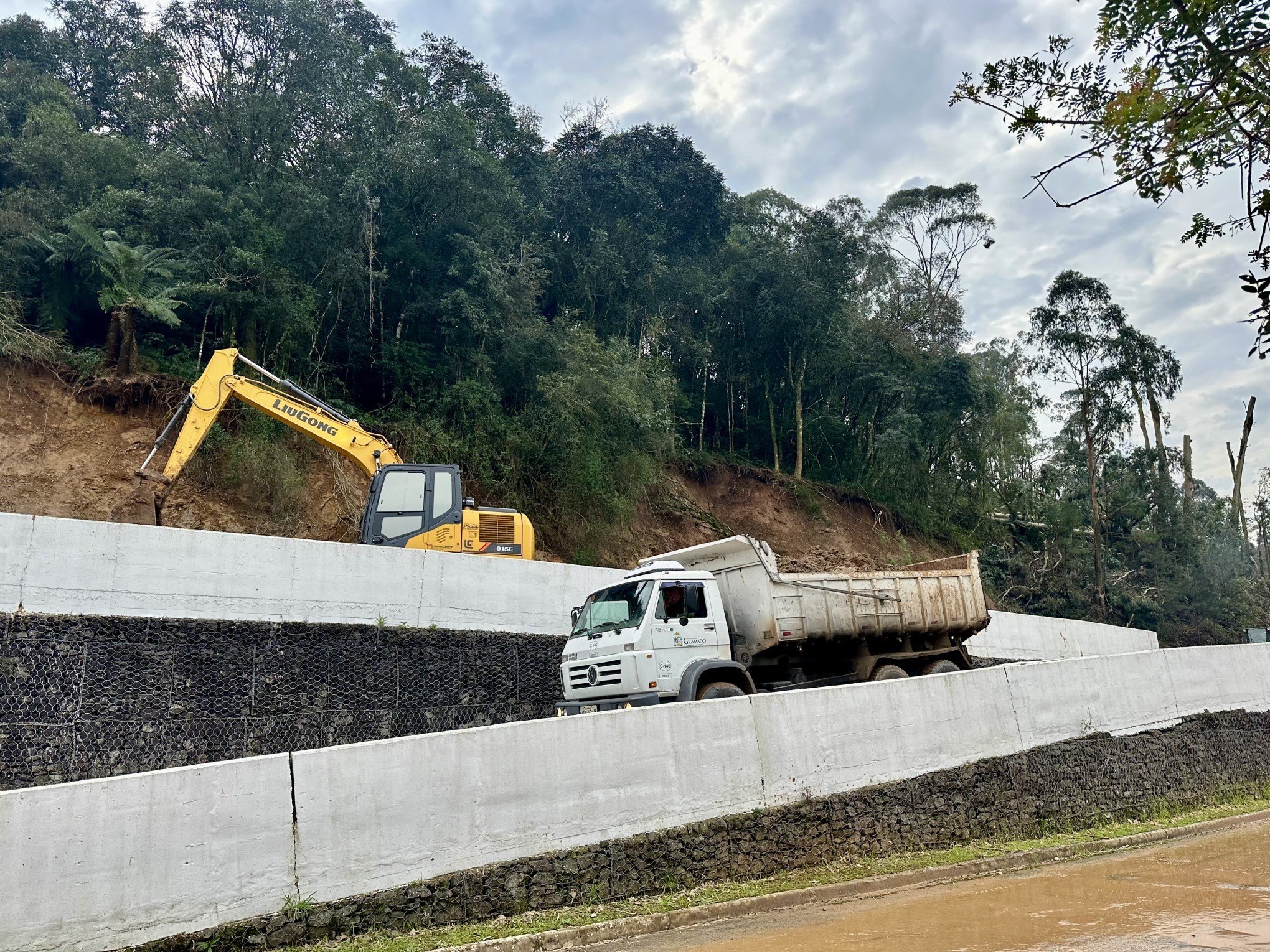 Em quais locais há obras para recuperação de estradas e construção de contenções em Gramado