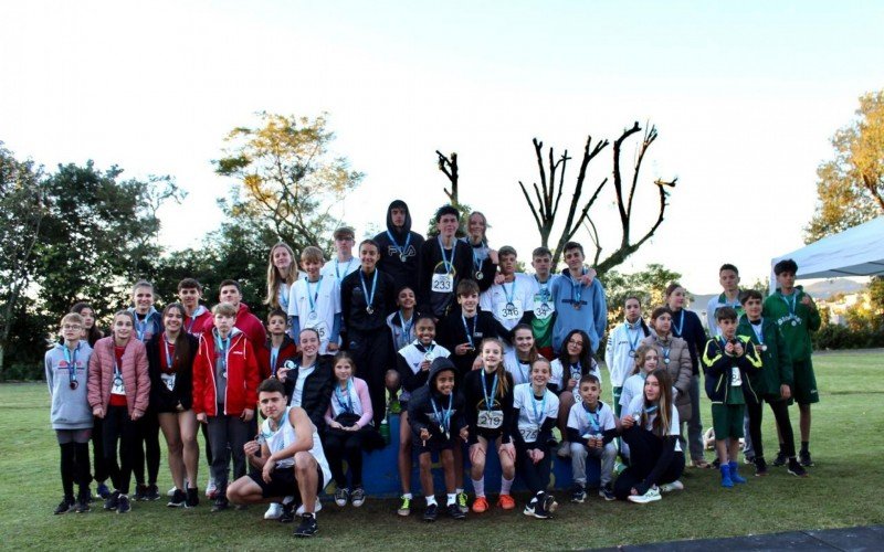 Atletas da IENH com as medalhas recebidas no Instituto Ivoti | abc+