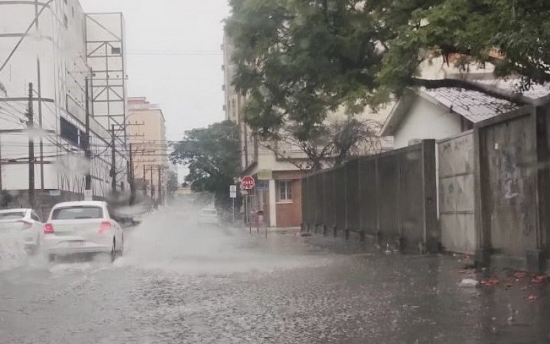 Problema crônico: em dia de chuva, na Rua São Caetano (junto à esquina com a Bento Gonçalves), no Centro leopoldense, sempre registra alagamento no lado direito de quem trafega na via