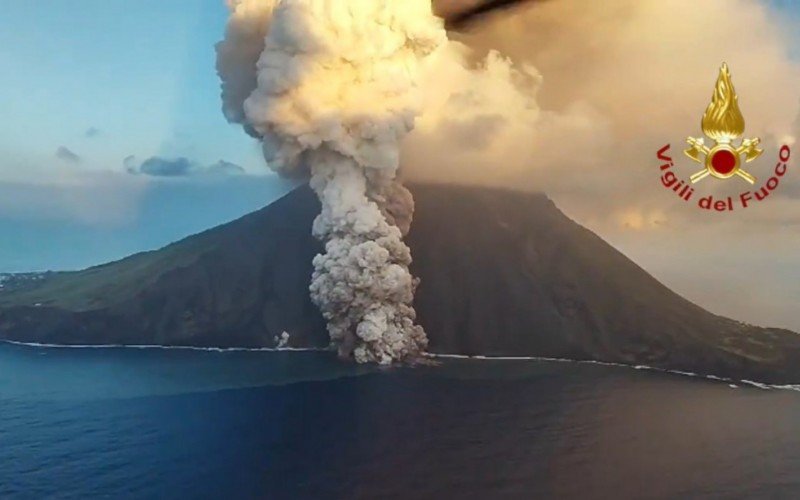 Erupção do Stromboli, captada pelo Corpo de Bombeiros italiano, chamado Vigili del Fuoco | abc+