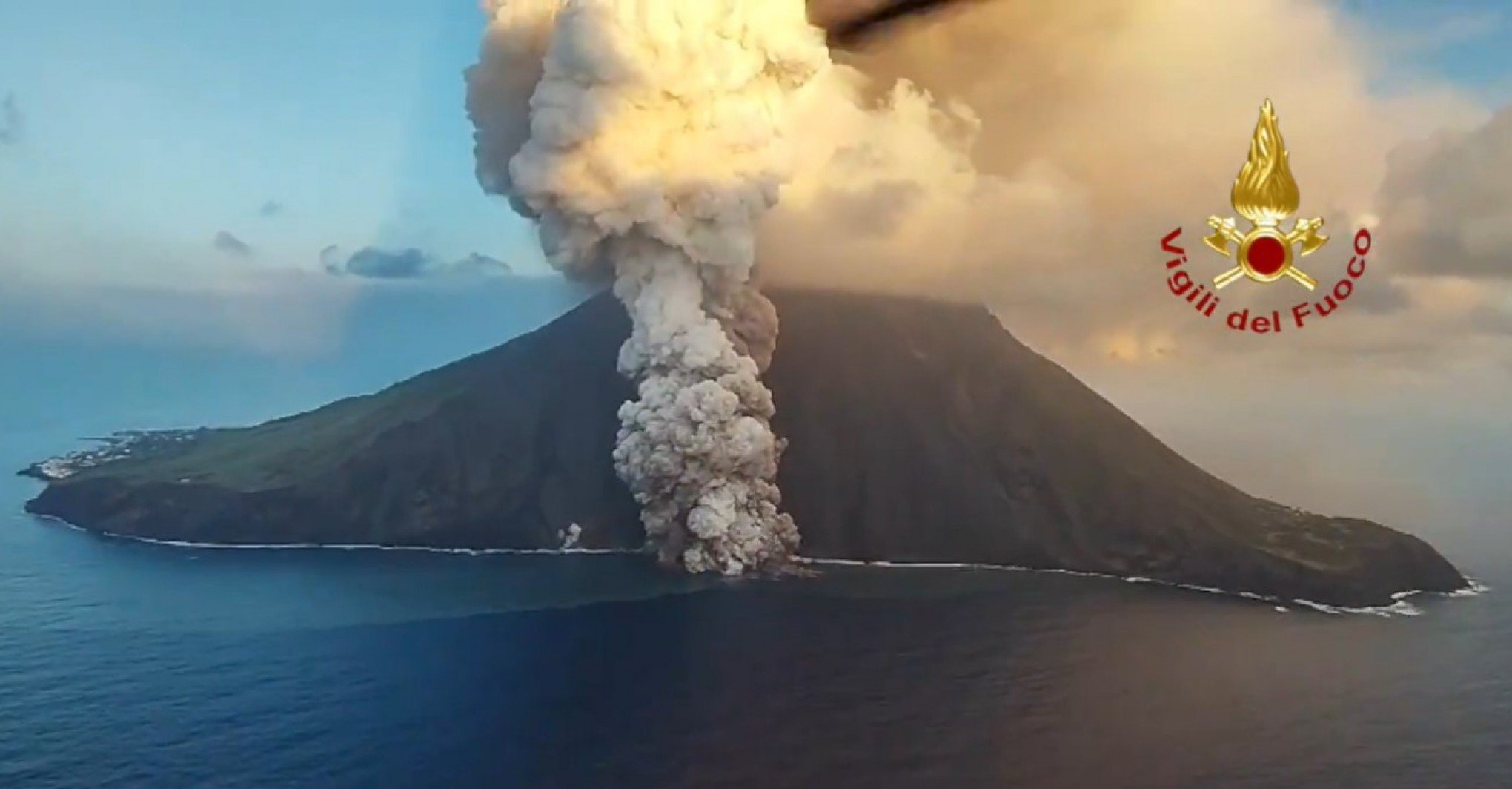 Erupção vulcânica do Stromboli põe Itália em alerta