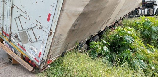 Rodas de caminhão caíram em bueiro em entrada para o bairro Kephas, em Novo Hamburgo