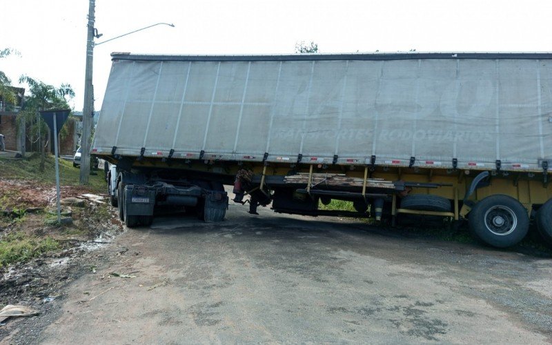 Rodas de caminhão caíram em bueiro em entrada para o bairro Kephas, em Novo Hamburgo