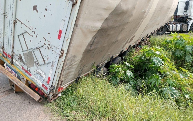 Rodas de caminhão caíram em bueiro em entrada para o bairro Kephas, em Novo Hamburgo